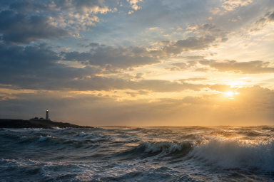 Farol ao amanhecer